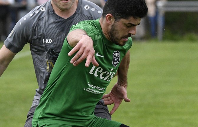 Unter Bewachung von Jannik Aldinger (hinten) kommt Sersheims Hakan Atalay nicht voll zur Entfaltung. Am Ende trennten sich Enzweihingen und der VfR 3:3-Unentschieden. <span class='image-autor'>Foto: Leitner</span>