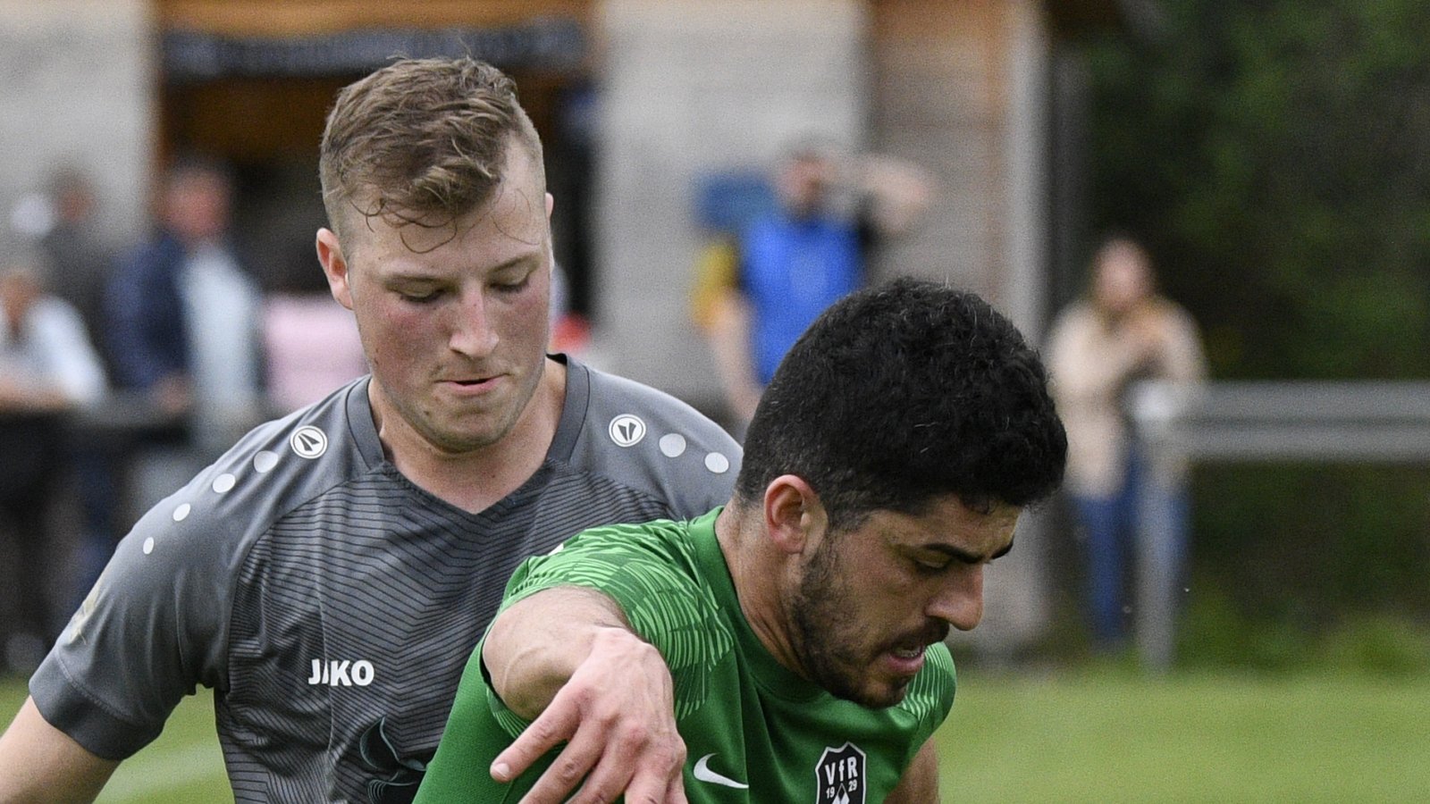 Unter Bewachung von Jannik Aldinger (hinten) kommt Sersheims Hakan Atalay nicht voll zur Entfaltung. Am Ende trennten sich Enzweihingen und der VfR 3:3-Unentschieden. Foto: Leitner