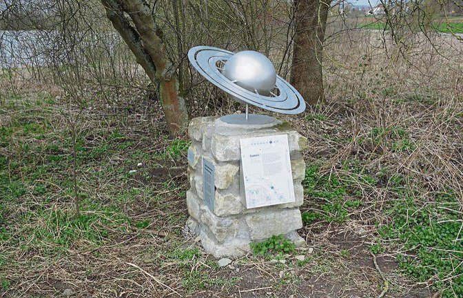 Den Saturn finden Wanderer am Ufer des Hohenhaslacher Sees.  Foto: Friedrich