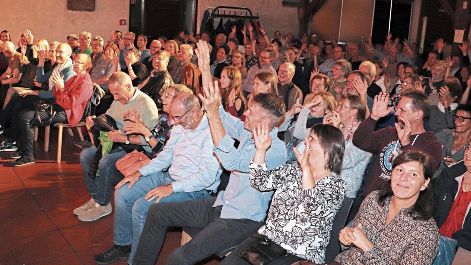 In der Peterskirche haben die Zuschauer jede Menge zu lachen und bringen sich mit Fragen wie „Was tun, wenn der Freund der Tochter eine Pfeife ist“ in die Show mit ein. Fotos: Gergen In der Peterskirche haben die Zuschauer jede Menge zu lachen und bringen sich mit Fragen wie „Was tun, wenn der Freund der Tochter eine Pfeife ist“ in die Show mit ein. Fotos: Gergen