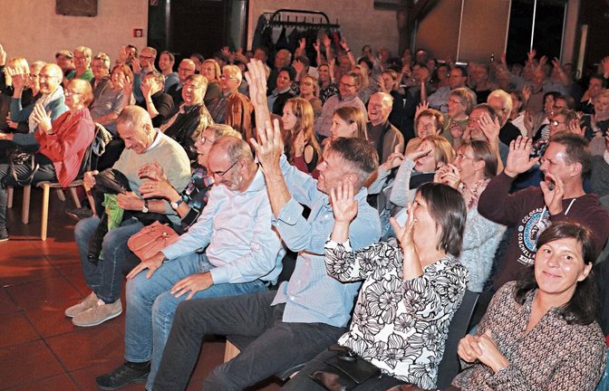 In der Peterskirche haben die Zuschauer jede Menge zu lachen und bringen sich mit Fragen wie „Was tun, wenn der Freund der Tochter eine Pfeife ist“ in die Show mit ein.  Fotos: Gergen