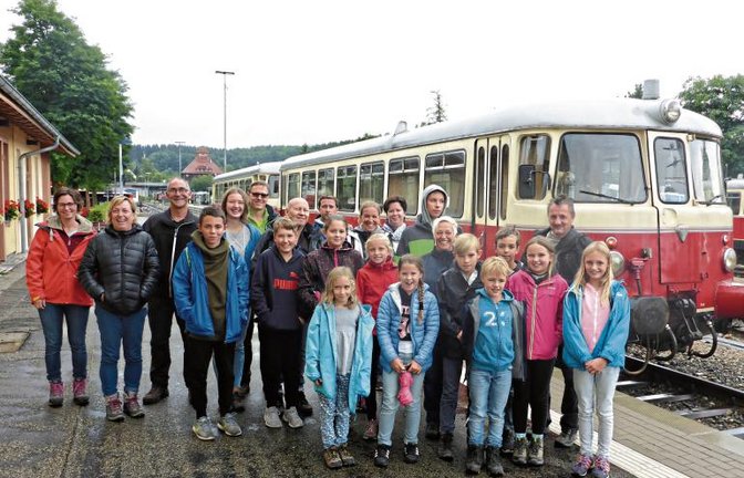 Die Teilnehmer der Freizeit am Bahnhof in Münsingen.  Foto: p