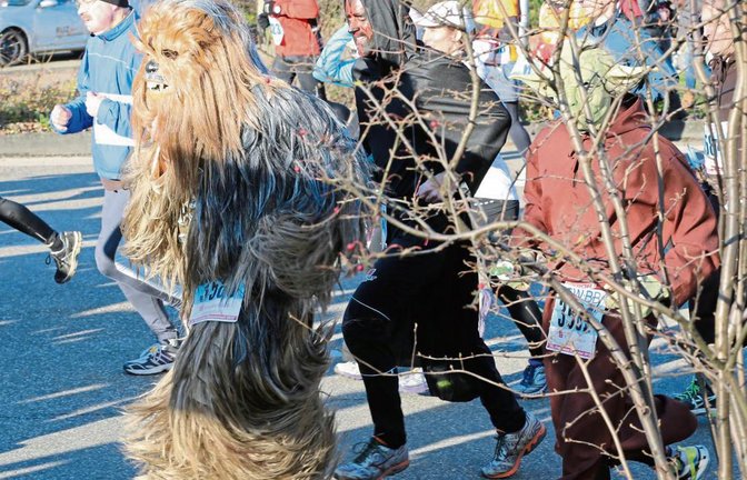 Beim Silvesterlauf geben sich auch Chewbacca, Darth Maul und Yoda (von links), bekannt aus den Star-Wars-Filmen, die Ehre. Foto: Küppers