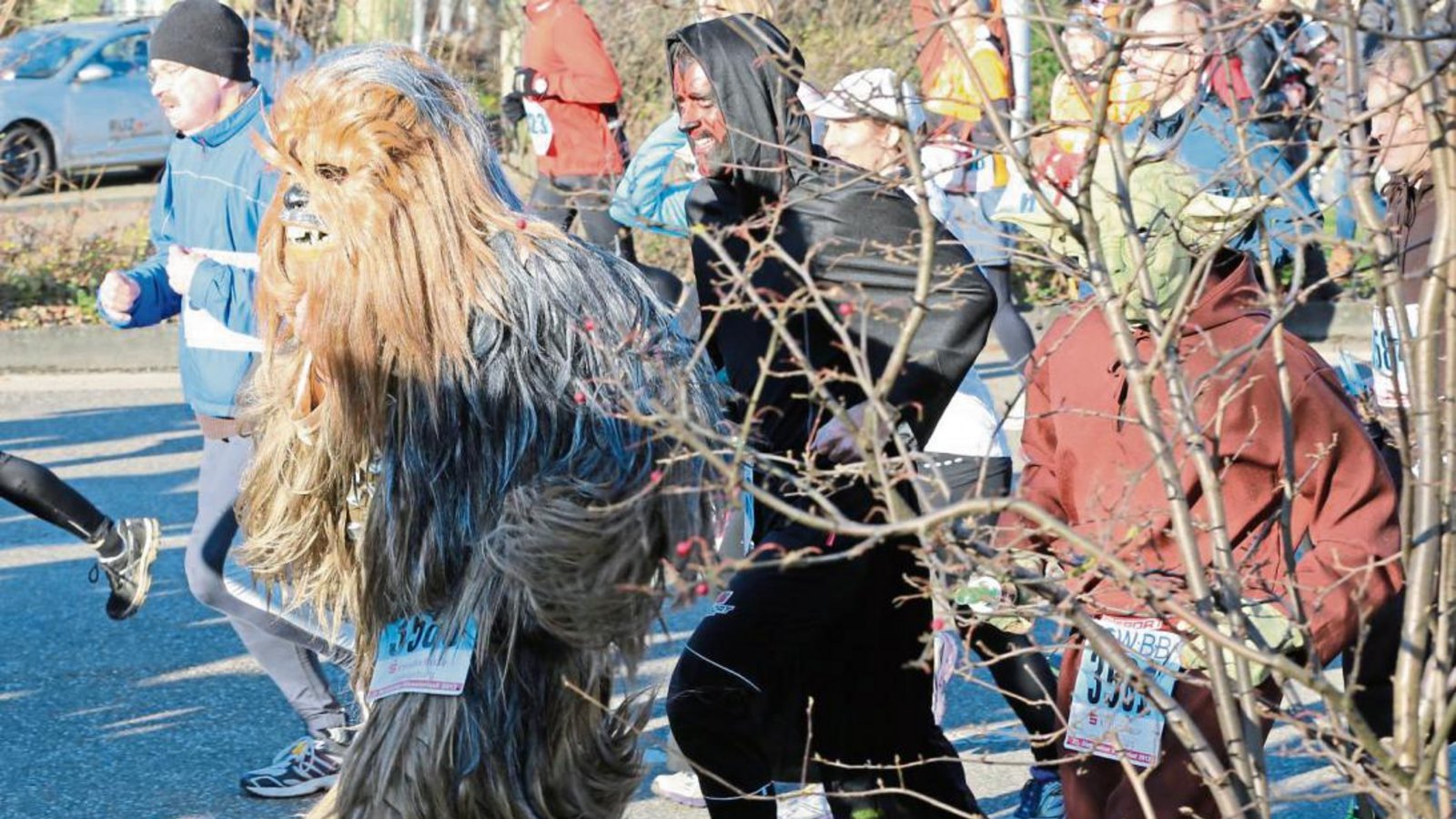 Beim Silvesterlauf geben sich auch Chewbacca, Darth Maul und Yoda (von links), bekannt aus den Star-Wars-Filmen, die Ehre. Foto: Küppers