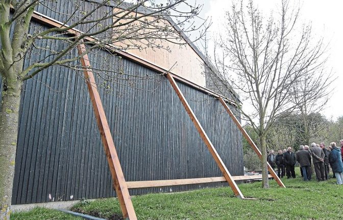 Schon vor sieben Jahren wurde diese Lagerhalle auf dem Gelände der Straßenmeisterei Maulbronn vor dem Einstürzen gesichert. Jetzt aber steht eine komplette Neuordnung des Stützpunkts mit neuen Gebäuden auf dem Gelände am Maulbronner Talweg bevor.  Foto: Kollros