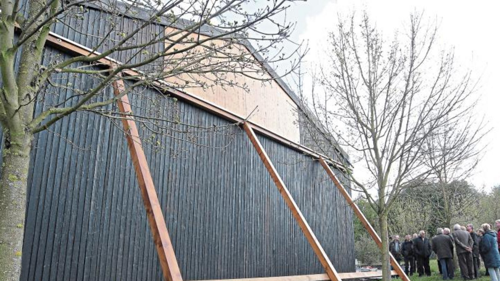 Schon vor sieben Jahren wurde diese Lagerhalle auf dem Gelände der Straßenmeisterei Maulbronn vor dem Einstürzen gesichert. Jetzt aber steht eine komplette Neuordnung des Stützpunkts mit neuen Gebäuden auf dem Gelände am Maulbronner Talweg bevor. Foto: Kollros Schon vor sieben Jahren wurde diese Lagerhalle auf dem Gelände der Straßenmeisterei Maulbronn vor dem Einstürzen gesichert. Jetzt aber steht eine komplette Neuordnung des Stützpunkts mit neuen Gebäuden auf dem Gelände am Maulbronner Talweg bevor. Foto: Kollros