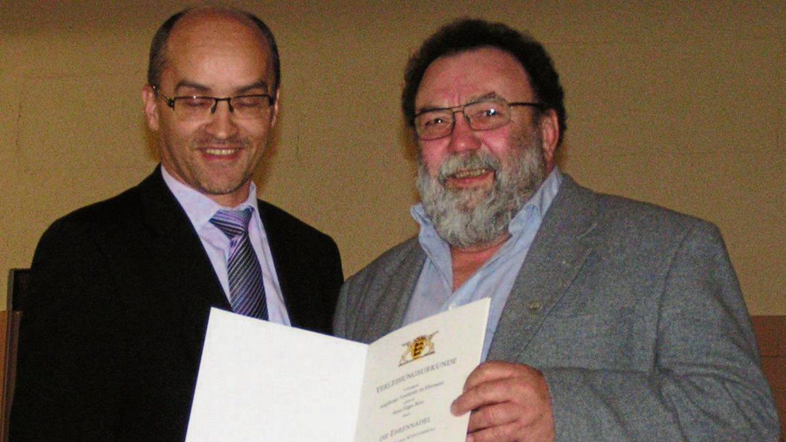 Edgar Benz (rechts) wurde von Illingens Bürgermeister Eiberger mit der Ehrennadel des Landes Baden-Württemberg ausgezeichnet. Foto: Stahlfeld Edgar Benz (rechts) wurde von Illingens Bürgermeister Eiberger mit der Ehrennadel des Landes Baden-Württemberg ausgezeichnet. Foto: Stahlfeld