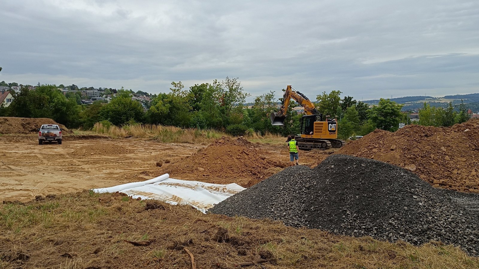 Auf der Wiese wird geschafft. Foto: Arning Auf der Wiese wird geschafft. Foto: Arning