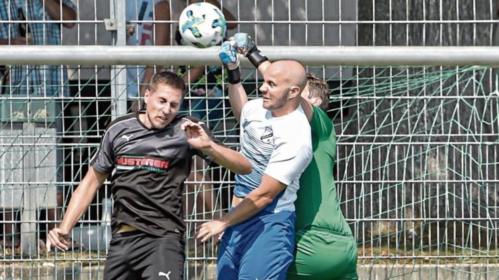 Sachsenheims Keeper Marcel Mikosch (in Grün) klärt hier zwar vor Emilio Viaes (Mitte) und Carsten Czmiel per Faust, doch der TSV Häfnerhaslach gewinnt das Stadtderby mit 2:0. Foto: Leitner Sachsenheims Keeper Marcel Mikosch (in Grün) klärt hier zwar vor Emilio Viaes (Mitte) und Carsten Czmiel per Faust, doch der TSV Häfnerhaslach gewinnt das Stadtderby mit 2:0. Foto: Leitner