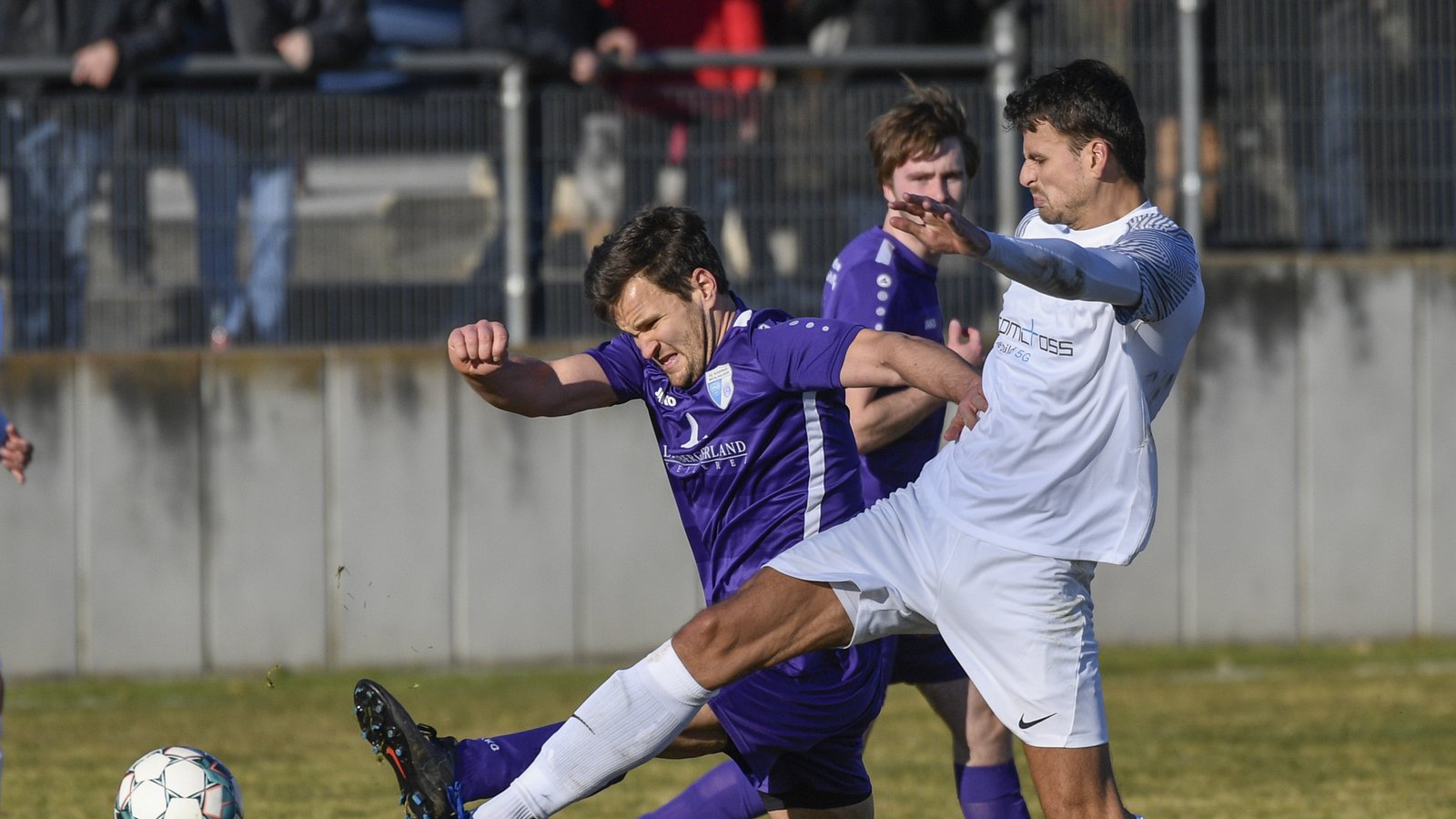Für den TSV Nussdorf (vorne Timo Bopp) läuft es in der A 3 wie am Schürchen. Am Sonntag muss er zum Topspiel nach Sersheim.  Foto: Leitner