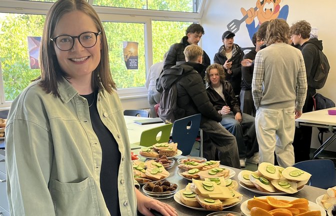 Initiatorin Magdalena Wendelstein am Büfett im Prüfungscafé.  <span class='image-autor'>Foto: Glemser</span>