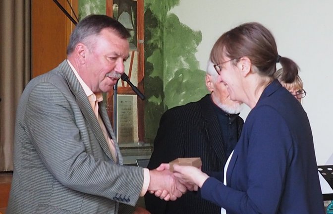 Karine Bell vom Chorverband dankt Jürgen Haagen für sein Engagement.  <span class='image-autor'>Foto: Lorch</span>