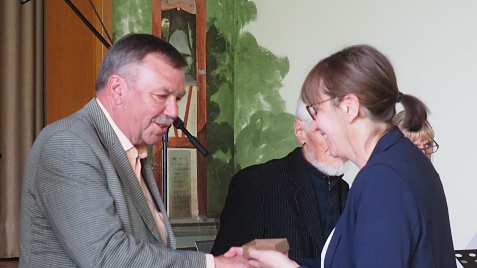 Karine Bell vom Chorverband dankt Jürgen Haagen für sein Engagement. Foto: Lorch Karine Bell vom Chorverband dankt Jürgen Haagen für sein Engagement. Foto: Lorch