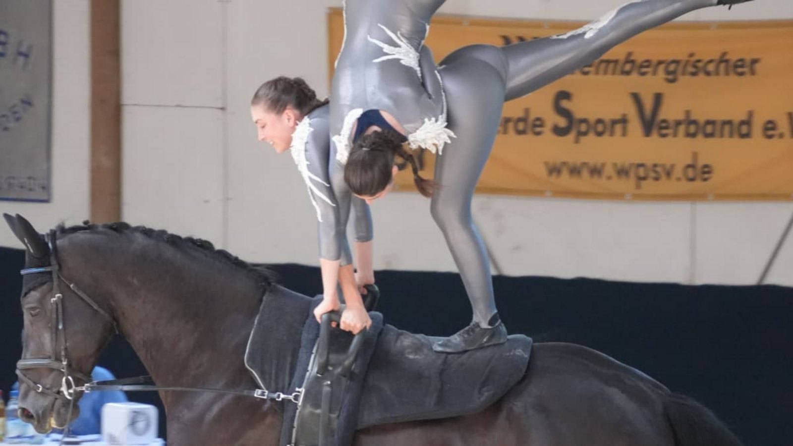 Die Schwestern Annalena und Janina Fritz wurden in beiden Wertungsprüfungen Dritte und gewannen so die Bronzemedaille.privat Die Schwestern Annalena und Janina Fritz wurden in beiden Wertungsprüfungen Dritte und gewannen so die Bronzemedaille.privat