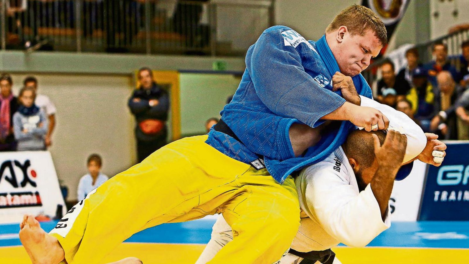 Geballte Kraft: Judoka Sven Heinle im gelb-blauen Dress des KSV Esslingen versucht im Finale um die deutsche Meisterschaft Roy Meyer (Großhadern) aufs Kreuz zu legen. Foto: Baumann Geballte Kraft: Judoka Sven Heinle im gelb-blauen Dress des KSV Esslingen versucht im Finale um die deutsche Meisterschaft Roy Meyer (Großhadern) aufs Kreuz zu legen. Foto: Baumann