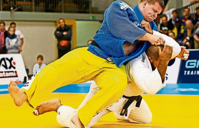 Geballte Kraft: Judoka Sven Heinle im gelb-blauen Dress des KSV Esslingen versucht im Finale um die deutsche Meisterschaft Roy Meyer (Großhadern) aufs Kreuz zu legen.  Foto: Baumann