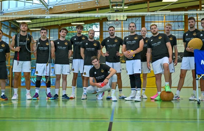 Das Zweitliga-Team aus Botnang vor dem Saisonstart. Von links: Trainer Kim Knaupp, Fabian Breitenbach, Joshua Rauber, Christoph Müller, Max Sachers, Bastian Ditschmann, unten Moritz Zeitler, Felix Kerlein, Moritz Rauber, Aaron Weichelt, Manuel Babinger, Moritz Finke, Ferdinand Gerstenberger, Jascha Hommel.<span class='image-autor'>Tom Bloch</span>
