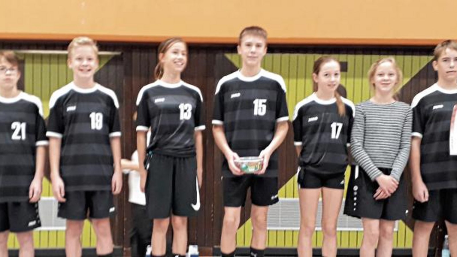 Erfolgreiche Enzweihinger Indiaca-Jugendspieler (von links): Fabio Steinmassl, Tim Voit, Klara Drasdow, Theo Sparmann, Paula Glinder, Amelie Voit und Fabian Bräuninger. Foto: privat Erfolgreiche Enzweihinger Indiaca-Jugendspieler (von links): Fabio Steinmassl, Tim Voit, Klara Drasdow, Theo Sparmann, Paula Glinder, Amelie Voit und Fabian Bräuninger. Foto: privat