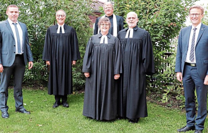 Stellvertretend für zahlreiche Weggefährten verabschiedeten (von links) Bürgermeister Frank Wittendorfer, Dekan Reiner Zeyher, der Thüringische Landespfarrer Jochen Heinecke sowie Kirchengemeinderatsvorsitzender Albrecht Noller das Pfarrerehepaar (vorne Mitte).  Fotos: Gergen