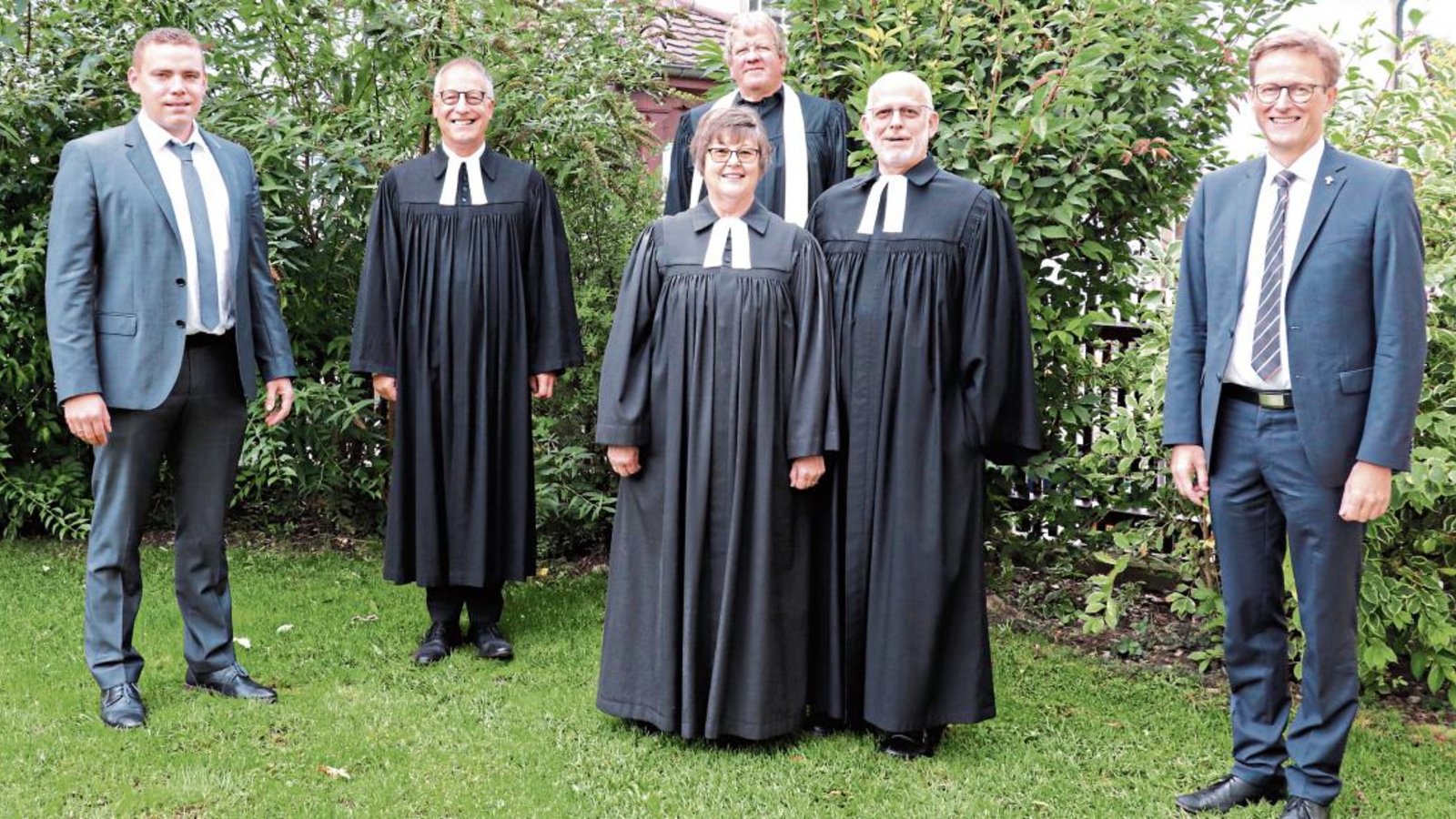 Stellvertretend für zahlreiche Weggefährten verabschiedeten (von links) Bürgermeister Frank Wittendorfer, Dekan Reiner Zeyher, der Thüringische Landespfarrer Jochen Heinecke sowie Kirchengemeinderatsvorsitzender Albrecht Noller das Pfarrerehepaar (vorne Mitte). Fotos: Gergen Stellvertretend für zahlreiche Weggefährten verabschiedeten (von links) Bürgermeister Frank Wittendorfer, Dekan Reiner Zeyher, der Thüringische Landespfarrer Jochen Heinecke sowie Kirchengemeinderatsvorsitzender Albrecht Noller das Pfarrerehepaar (vorne Mitte). Fotos: Gergen