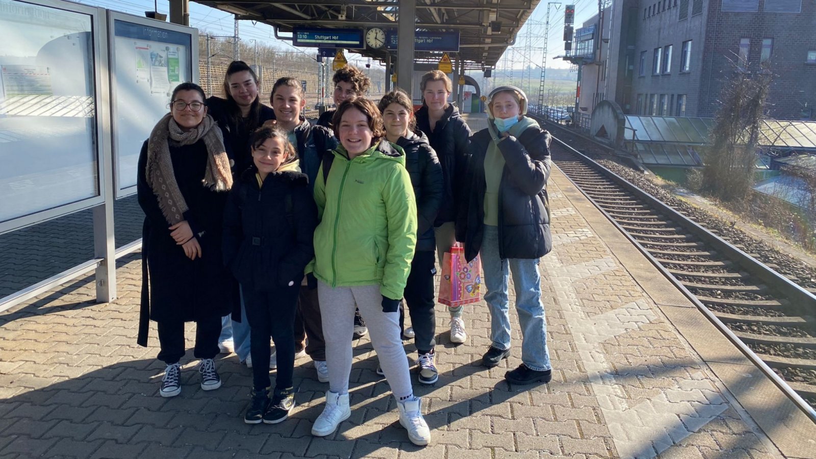 Schülerinnen und Schüler der Vaihinger Schlossbergschule Gemeinschaftsschule auf dem Weg zu den Proben für „BachBewegt!Tanz!“. Die Aufführungen finden am 18. und 19. Februar, jeweils um 18 Uhr, im Forum am Schlosspark in Ludwigsburg statt. Gemeinsam mit der Gaechinger Cantorey unter der Leitung von Hans-Christoph Rademann wird die „Johannes-Passion“ von Johann Sebastian Bach aufgeführt. Foto: p Schülerinnen und Schüler der Vaihinger Schlossbergschule Gemeinschaftsschule auf dem Weg zu den Proben für „BachBewegt!Tanz!“. Die Aufführungen finden am 18. und 19. Februar, jeweils um 18 Uhr, im Forum am Schlosspark in Ludwigsburg statt. Gemeinsam mit der Gaechinger Cantorey unter der Leitung von Hans-Christoph Rademann wird die „Johannes-Passion“ von Johann Sebastian Bach aufgeführt. Foto: p