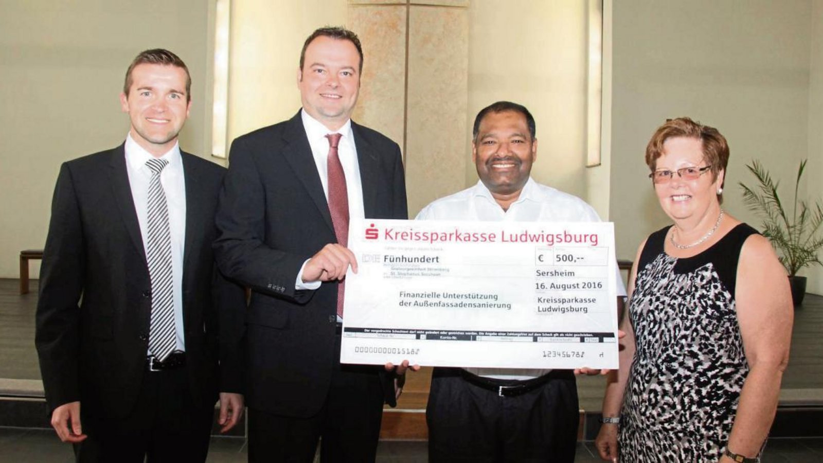 Regionaldirektor Marco Beckbissinger und Filialdirektor Marco Mannhardt übergeben Pfarrer Sunny Muckumkal und Annerose Zorn – von links – den symbolischen Spendenscheck über 500 Euro. Foto: Rostek Regionaldirektor Marco Beckbissinger und Filialdirektor Marco Mannhardt übergeben Pfarrer Sunny Muckumkal und Annerose Zorn – von links – den symbolischen Spendenscheck über 500 Euro. Foto: Rostek