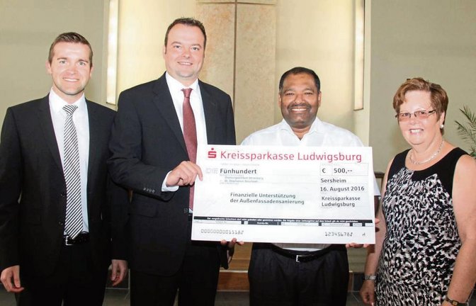 Regionaldirektor Marco Beckbissinger und Filialdirektor Marco Mannhardt übergeben Pfarrer Sunny Muckumkal und Annerose Zorn – von links – den symbolischen Spendenscheck über 500 Euro.  Foto: Rostek