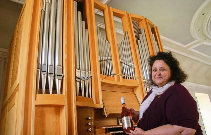 Zum größten Teil ist die neue Orgel in der evangelischen Kirche in Hochdorf schon aufgebaut. Annette Zeuner hofft auf Spenden.  Foto: Thomaser