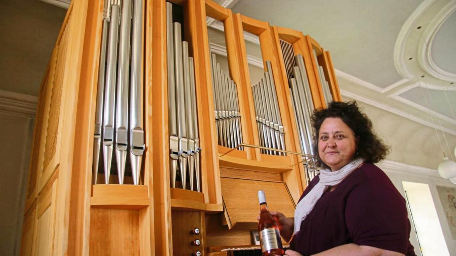 Zum größten Teil ist die neue Orgel in der evangelischen Kirche in Hochdorf schon aufgebaut. Annette Zeuner hofft auf Spenden. Foto: Thomaser Zum größten Teil ist die neue Orgel in der evangelischen Kirche in Hochdorf schon aufgebaut. Annette Zeuner hofft auf Spenden. Foto: Thomaser