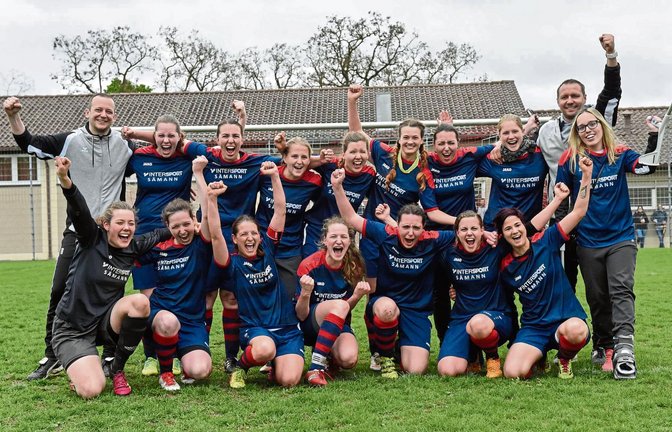 Die Meistermannschaft aus Großglattbach und Nussdorf (kniend von links): Katharina Linn, Melanie Stricker, Lisa Glashauser, Christina Knapp, Jasmin Sieber, Svenja Stahn und Selina Gille sowie (stehend von links): Tobias Burger, Kerstin Sieber, Nadine Beisser, Julia Schüle, Carina Wagner, Verena Henzen, Larissa Gillè, Kerstin Sieber, Friederike Pfeifer, Börn Rapp und Julia Werler. Foto: Leitner