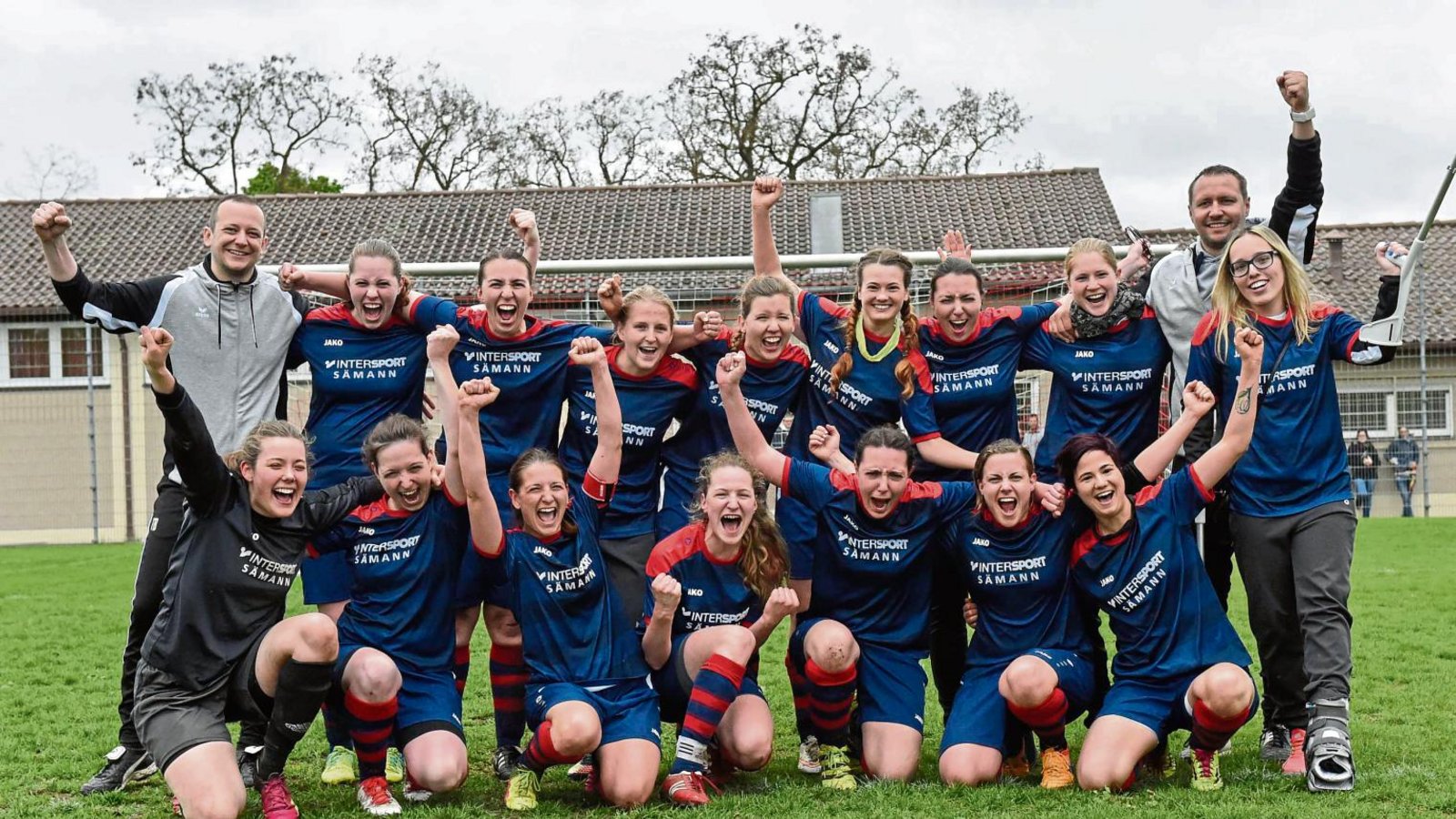 Die Meistermannschaft aus Großglattbach und Nussdorf (kniend von links): Katharina Linn, Melanie Stricker, Lisa Glashauser, Christina Knapp, Jasmin Sieber, Svenja Stahn und Selina Gille sowie (stehend von links): Tobias Burger, Kerstin Sieber, Nadine Beisser, Julia Schüle, Carina Wagner, Verena Henzen, Larissa Gillè, Kerstin Sieber, Friederike Pfeifer, Börn Rapp und Julia Werler. Foto: Leitner Die Meistermannschaft aus Großglattbach und Nussdorf (kniend von links): Katharina Linn, Melanie Stricker, Lisa Glashauser, Christina Knapp, Jasmin Sieber, Svenja Stahn und Selina Gille sowie (stehend von links): Tobias Burger, Kerstin Sieber, Nadine Beisser, Julia Schüle, Carina Wagner, Verena Henzen, Larissa Gillè, Kerstin Sieber, Friederike Pfeifer, Börn Rapp und Julia Werler. Foto: Leitner