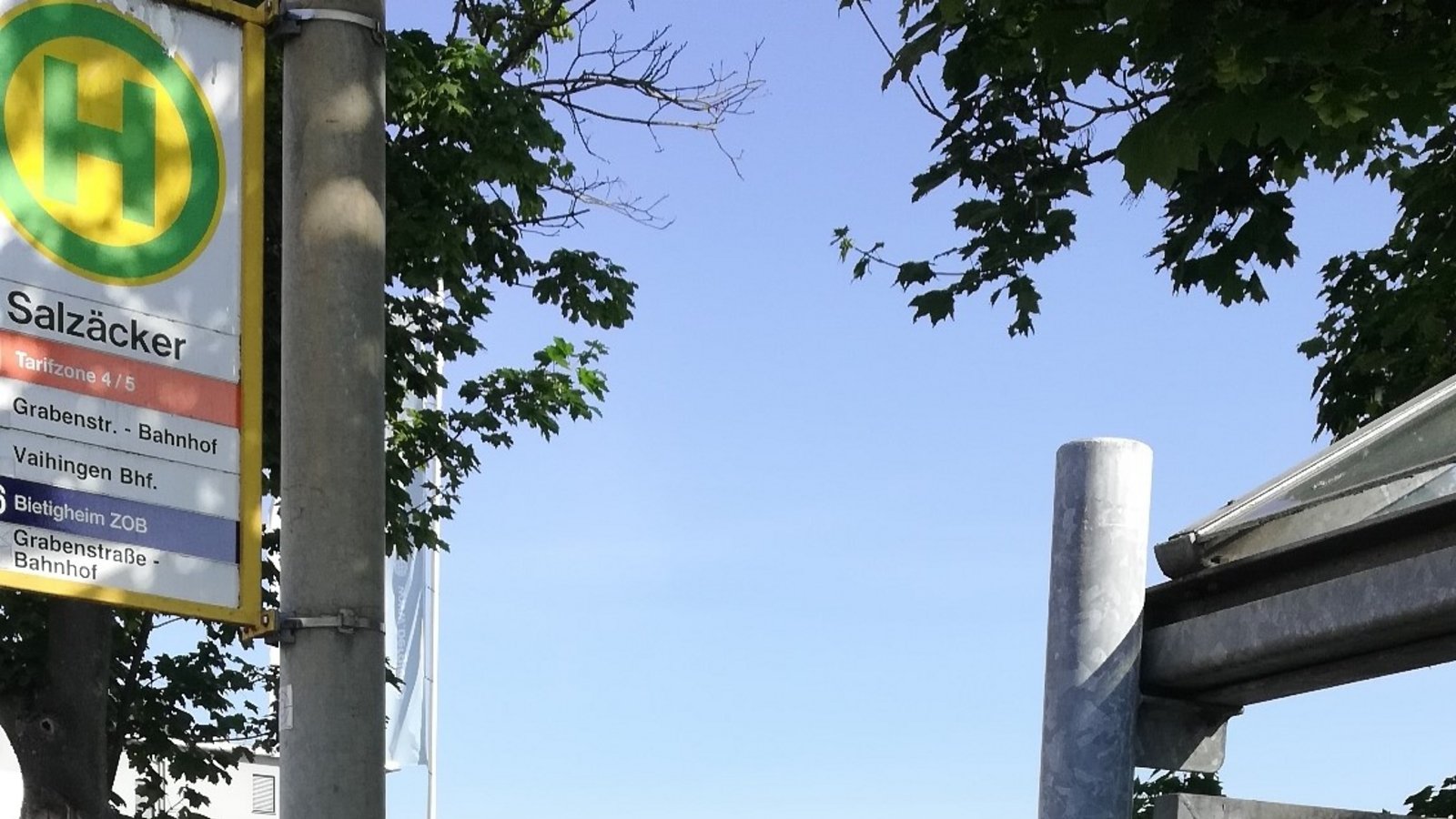 Wann fährt der Bus? Ein Fahrplan wäre nicht schlecht. Gesehen in der Stuttgarter Straße in Vaihingen, beim Bergle.  Foto: Arning