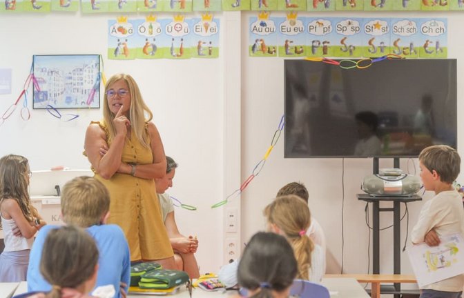 Die Leiterin der Freien Evangelischen Schule Strohgäu, Claudia Greif, unterrichtet auch, hier ist es Mathe. Ihr zufolge schätzen die Eltern an der Bekenntnisschule besonders die Werteerziehung.<span class='image-autor'>Simon Granville</span>