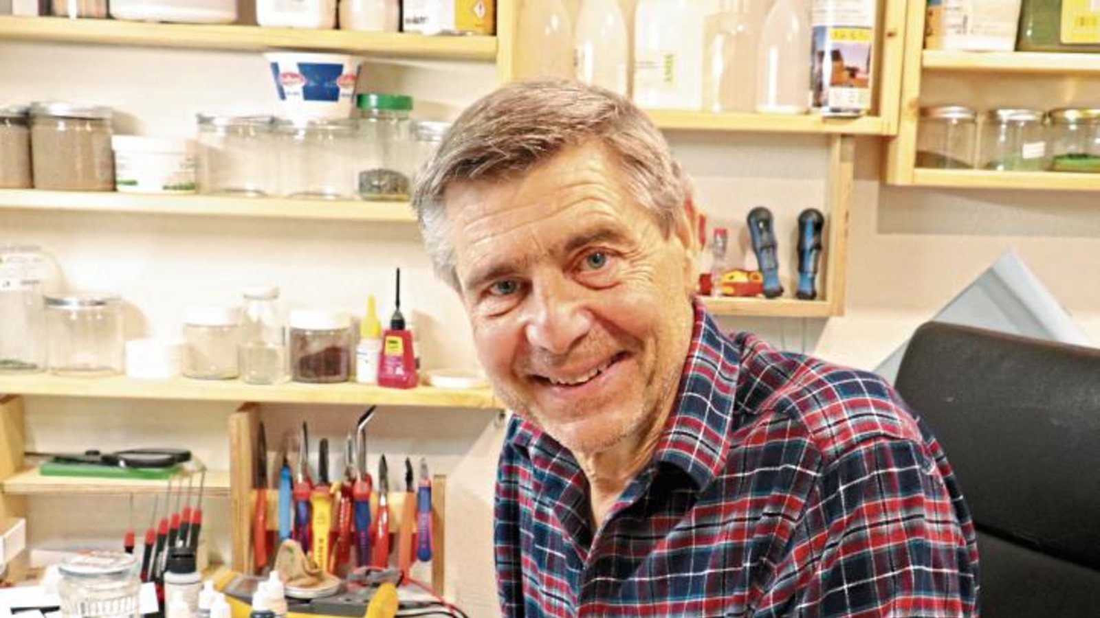 Harald Neumann sieht man seine Begeisterung für den Modellbau an.  Fotos: Gergen