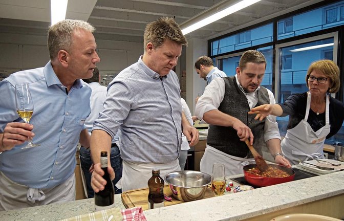 Angeleitet durch VHS-Kochkursleiterin Beate Vogel versuchten sich die Bürgermeister und der Landrat als Küchenchefs.  Foto: Friedrich