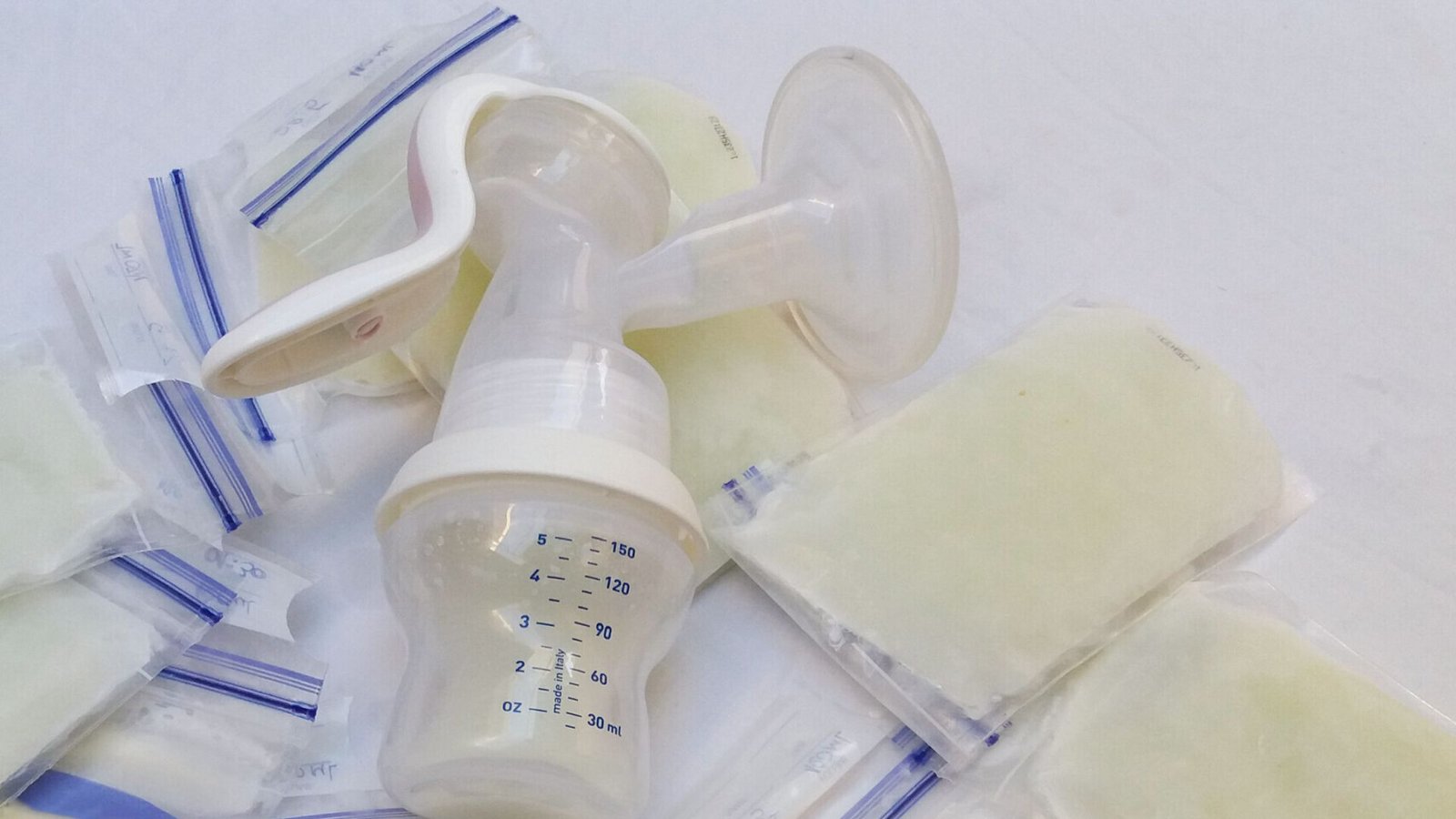 Abgepumpt, in Beutel verpackt und eingefroren – so kann man die Milch versenden.Foto: imago images