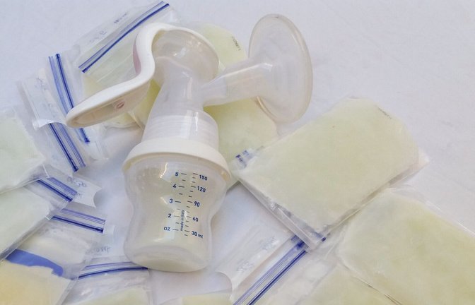 Abgepumpt, in Beutel verpackt und eingefroren – so kann man die Milch versenden.<span class='image-autor'>Foto: imago images</span>