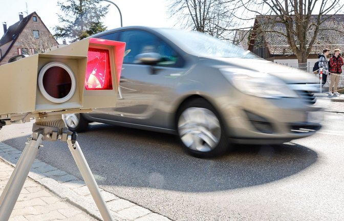 Die Unbekannten setzten einen Blitzer in Brand. (Symbolbild)<span class='image-autor'>Foto: Daniel Löb/dpa/Daniel Löb</span>