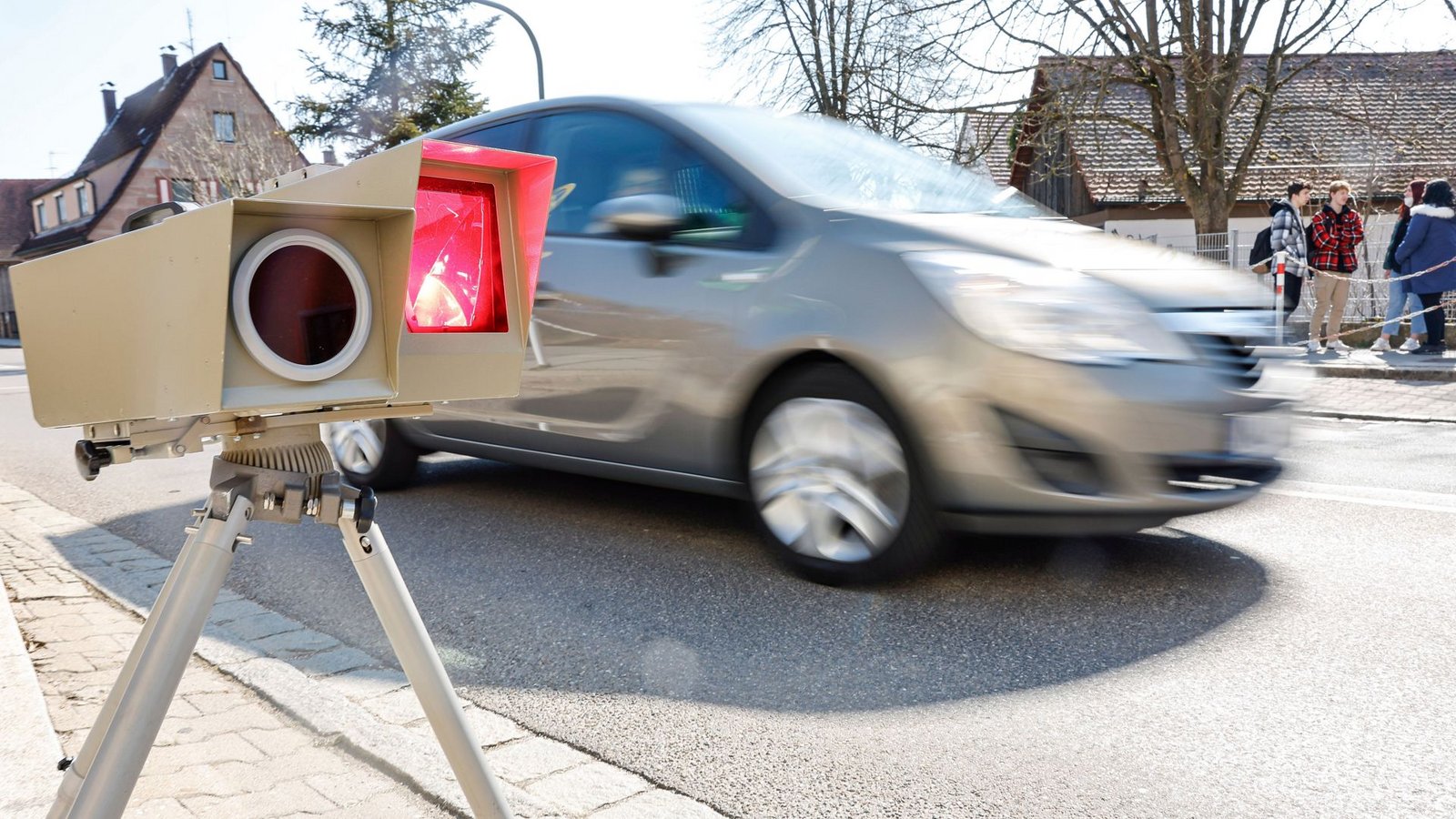 Die Unbekannten setzten einen Blitzer in Brand. (Symbolbild)Foto: Daniel Löb/dpa/Daniel Löb