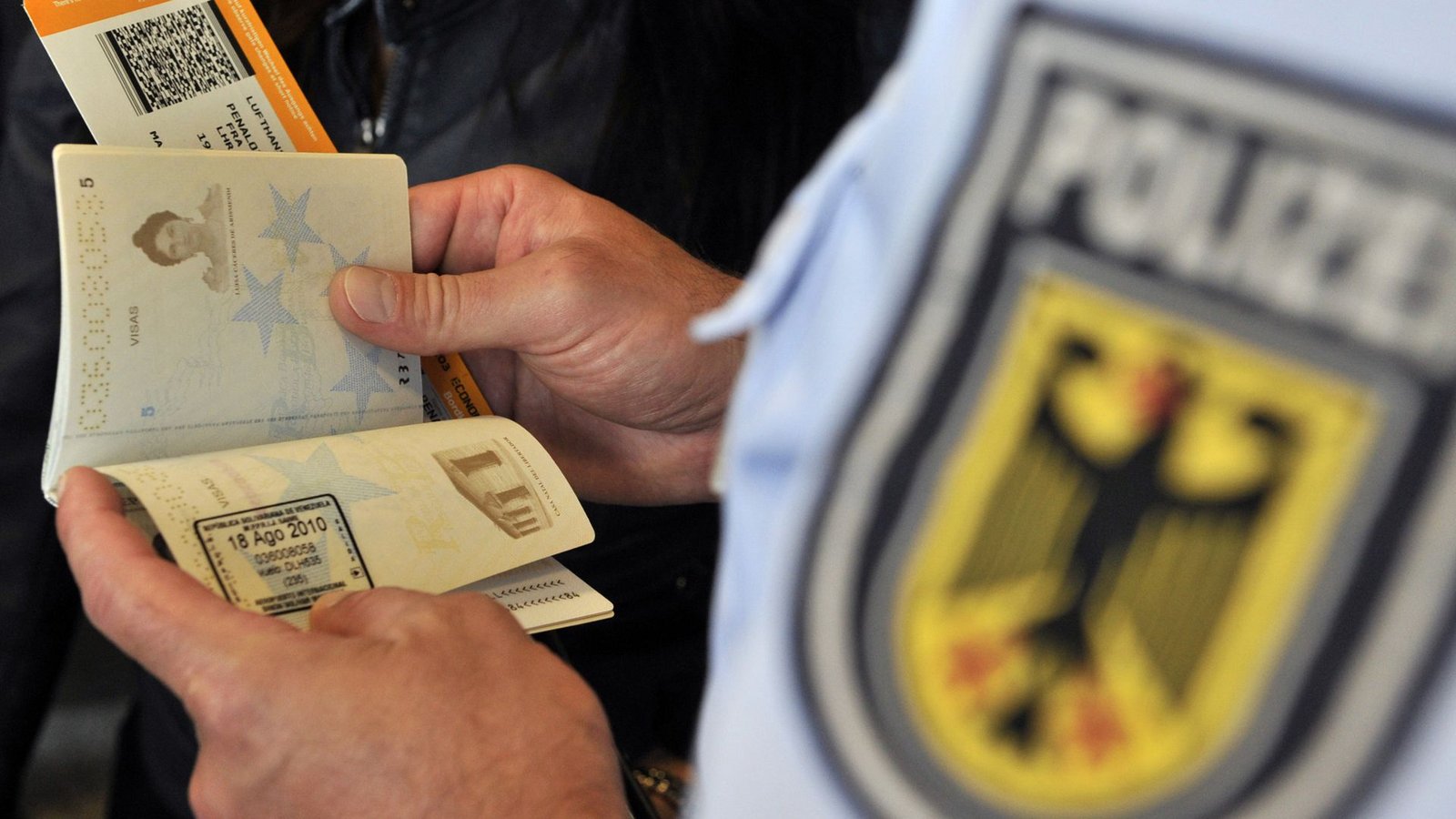 Ein Bundespolizist überprüft auf dem Frankfurter Flughafen den Ausweis eines Fluggastes.Foto: dpa/Marius Becker
