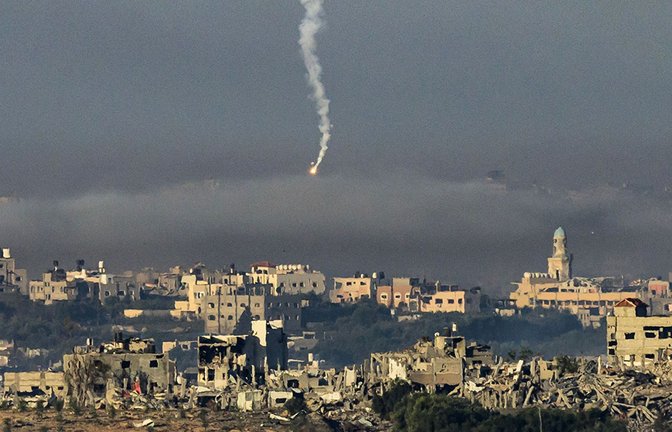 Eine Leuchtrakete nahe der Grenze zum Gazastreifen, wo sich Kämpfe zwischen Israel und der militanten Gruppe Hamas abspielen.<span class='image-autor'>Foto: AFP/JOHN MACDOUGALL</span>