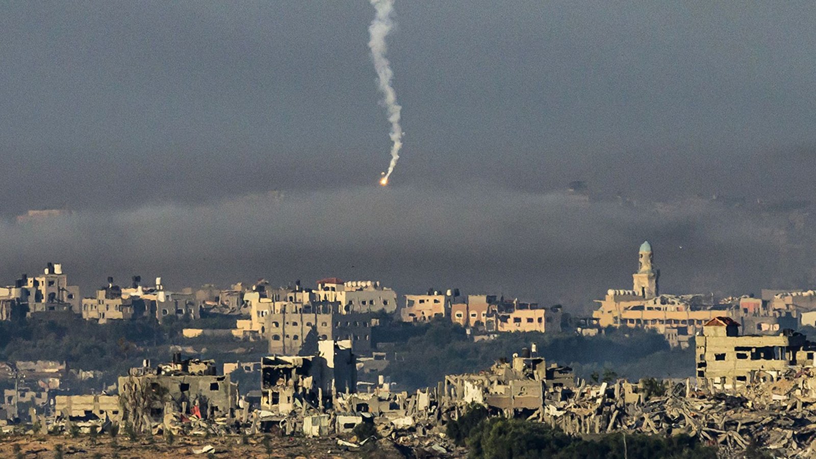 Eine Leuchtrakete nahe der Grenze zum Gazastreifen, wo sich Kämpfe zwischen Israel und der militanten Gruppe Hamas abspielen.Foto: AFP/JOHN MACDOUGALL Eine Leuchtrakete nahe der Grenze zum Gazastreifen, wo sich Kämpfe zwischen Israel und der militanten Gruppe Hamas abspielen.Foto: AFP/JOHN MACDOUGALL