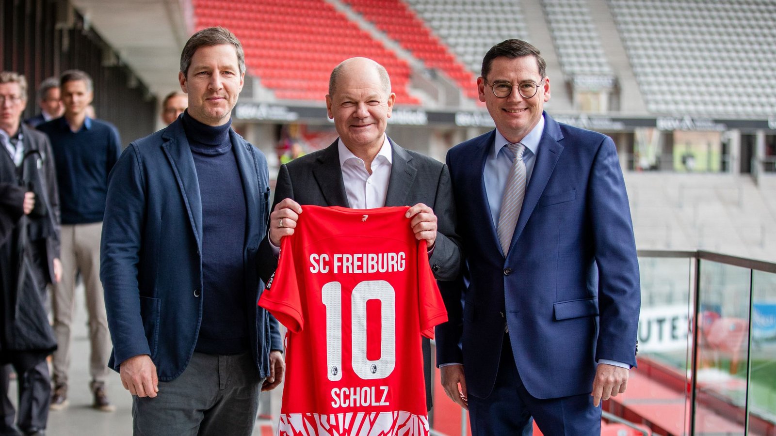 Beim Besuch im Europa-Park-Stadion des SC Freiburg bekam Scholz von den Sportvorständen Jochen Saier (li.) und Oliver Leki ein Trikot überreicht.Foto: dpa/Christoph Schmidt Beim Besuch im Europa-Park-Stadion des SC Freiburg bekam Scholz von den Sportvorständen Jochen Saier (li.) und Oliver Leki ein Trikot überreicht.Foto: dpa/Christoph Schmidt
