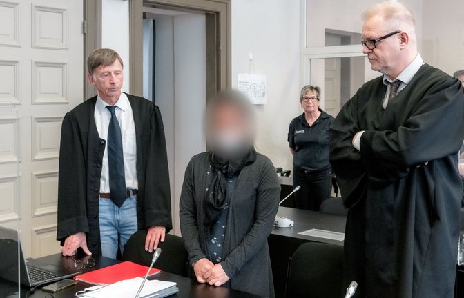 Die Angeklagte IS-Rückkehrerin aus Bremen steht zwischen ihren Verteidigern Jacob Hösl (r) und Johannes Pausch in einem Saal des Oberlandesgericht.<span class='image-autor'>Foto: Markus Scholz/dpa-Pool/dpa</span>