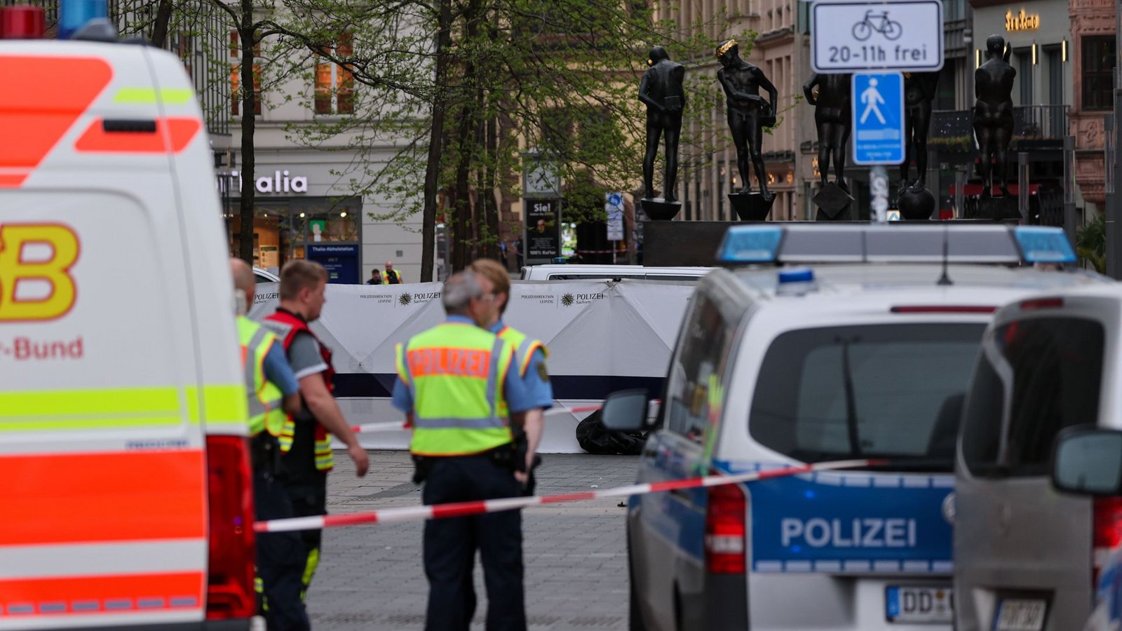 In Leipzig ist am Montag ein Auto in mehrere Menschen gefahren.Foto: dpa/Jan Woitas