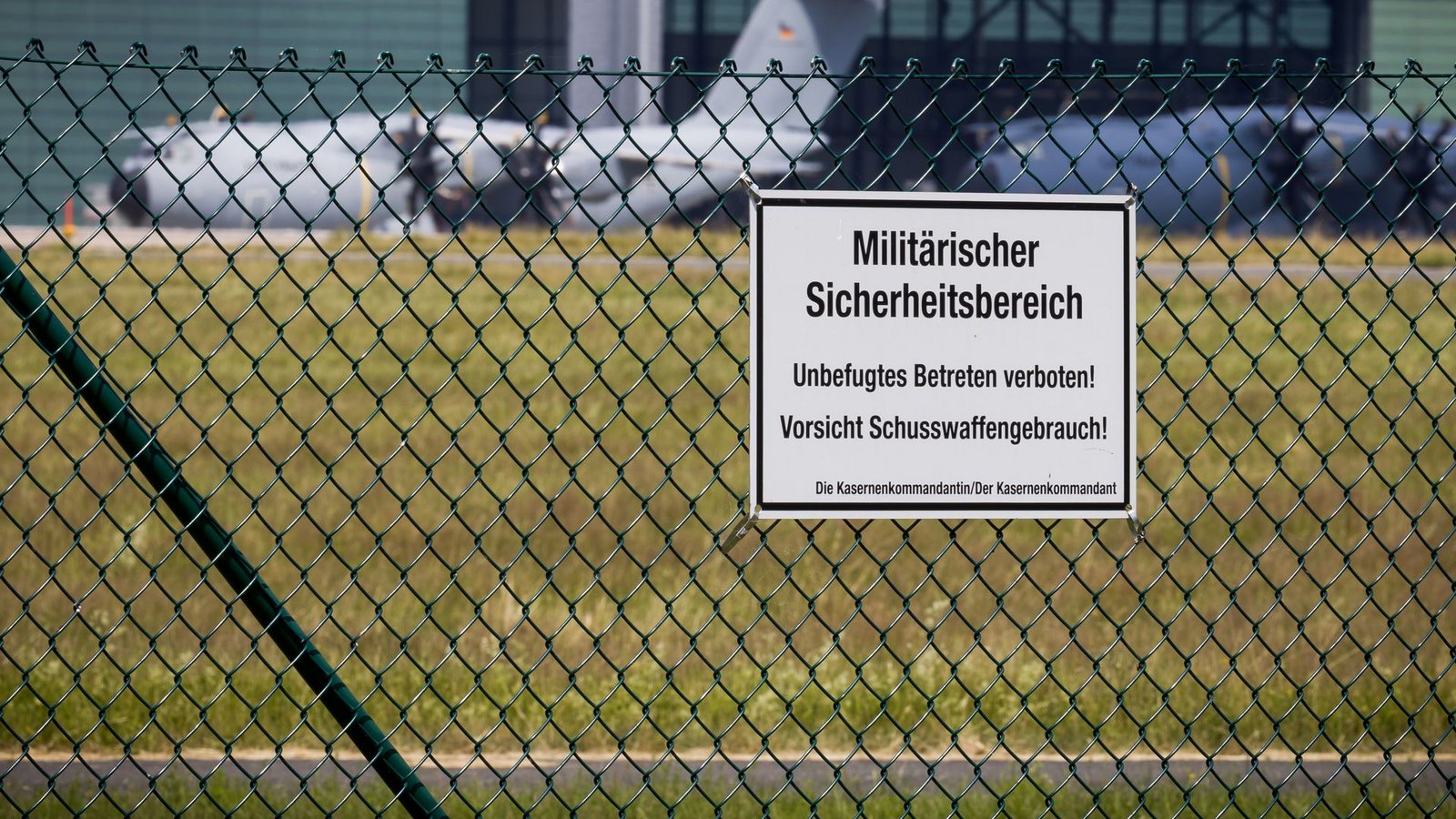 Transportflugzeuge vom Typ Airbus A400M stehen auf dem Fliegerhorst Wunstorf. Deutschland bietet Venezuela Unterstützung an.Foto: Moritz Frankenberg/dpa