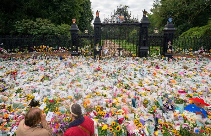 Blumen liegen nach dem Tod von König Elizabeth II. vor den Toren von Sandringham House.<span class='image-autor'>Foto: Joe Giddens/PA Wire/dpa</span>