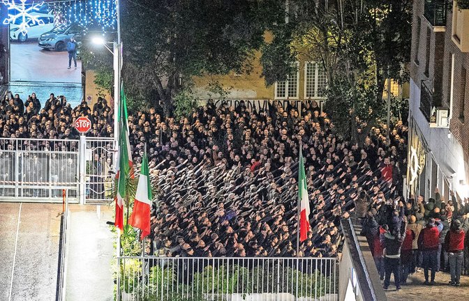 Kundgebung am Jahrestag der sogenannten Acca-Larenzia-Morde: Menschen strecken die Hand zum verbotenen faschistischen Gruß.<span class='image-autor'>Foto: dpa//Francesco Benvenuti</span>