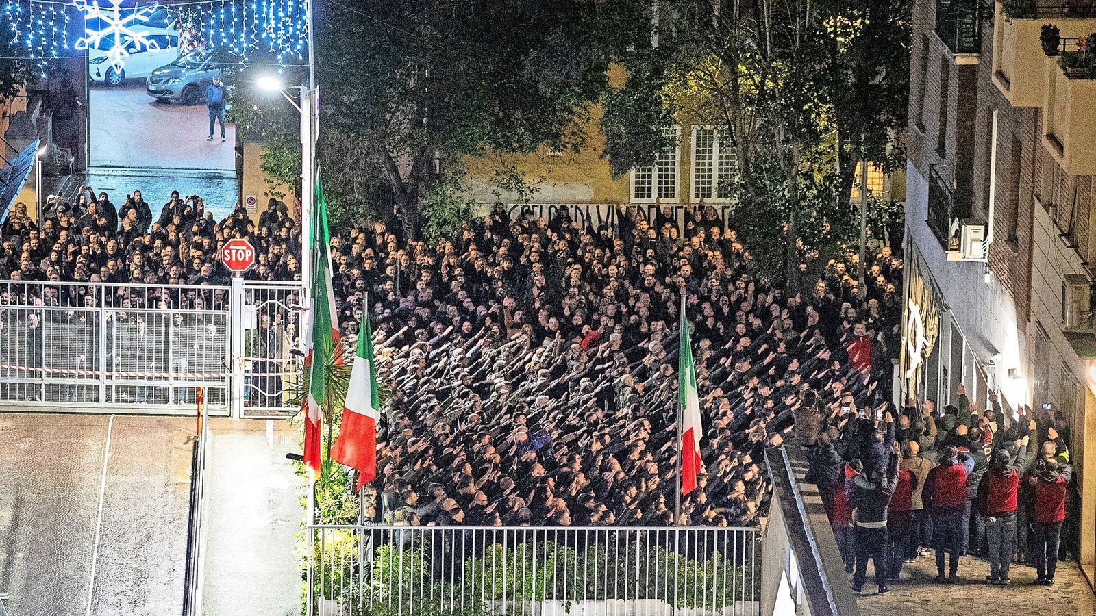 Kundgebung am Jahrestag der sogenannten Acca-Larenzia-Morde: Menschen strecken die Hand zum verbotenen faschistischen Gruß.Foto: dpa//Francesco Benvenuti Kundgebung am Jahrestag der sogenannten Acca-Larenzia-Morde: Menschen strecken die Hand zum verbotenen faschistischen Gruß.Foto: dpa//Francesco Benvenuti