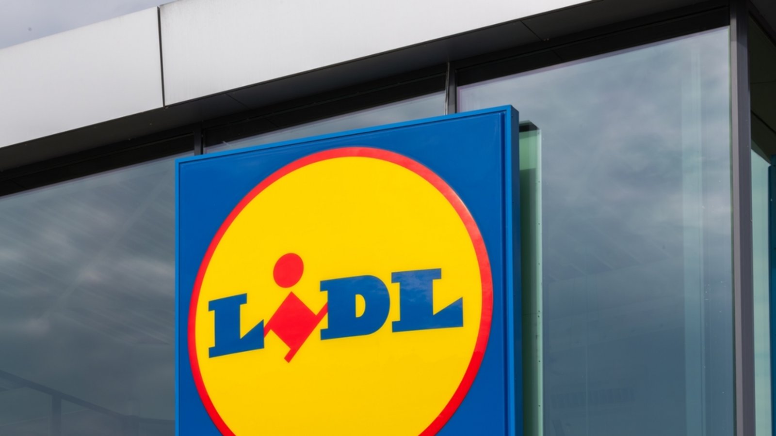 Seit heute kann bei Lidl auch Geld per Kreditkarte abgehoben werden.Foto: DirkVG / shutterstock.com Seit heute kann bei Lidl auch Geld per Kreditkarte abgehoben werden.Foto: DirkVG / shutterstock.com